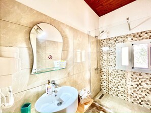 Badewanne, Haartrockner, Handtücher