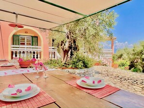 تناول الطعام بالخارج