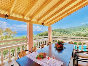 تناول الطعام بالخارج