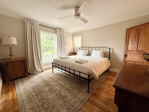 5 bedrooms, iron/ironing board, travel crib, free WiFi - SOHA house! Kid friendly! Close to downtown and beaches! Playground! Unique! (South Haven)