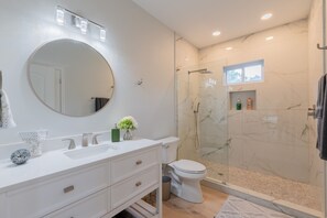 Shower, hair dryer, towels, soap - Levy inn Luxury cottage (San Antonio)