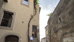 Una calle estrecha con una escalera que lleva a la entrada de un edificio.