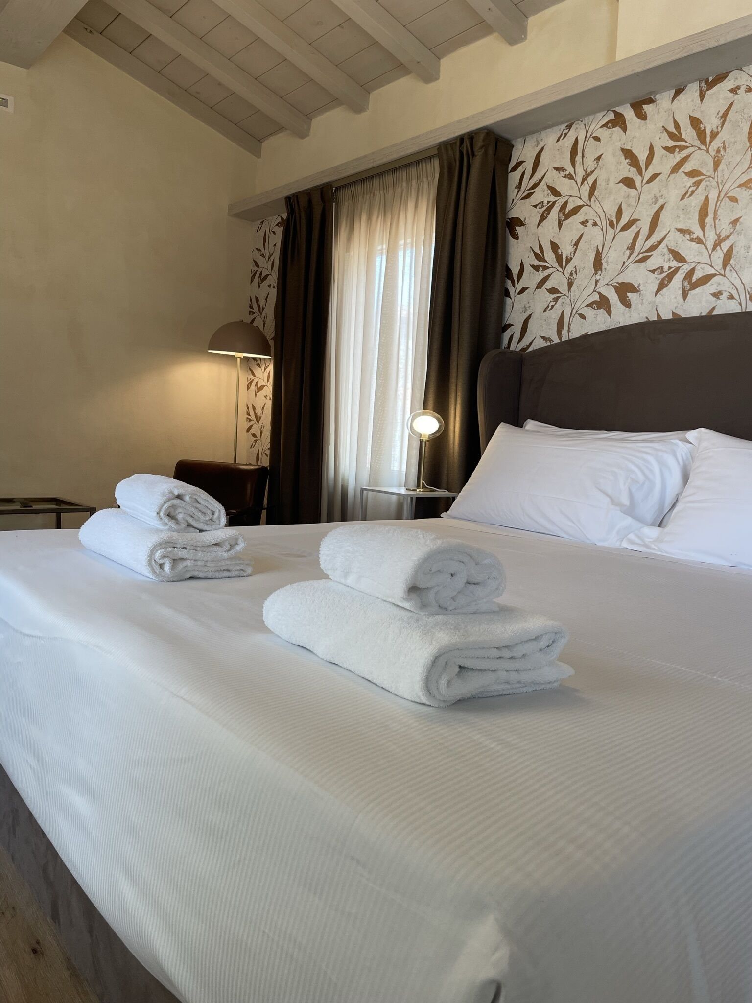Habitación Deluxe doble | Ropa de cama de alta calidad y edredones de plumas