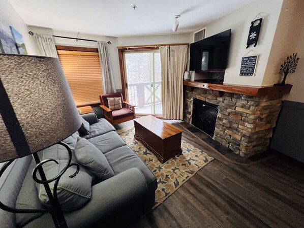 Smart TV, fireplace