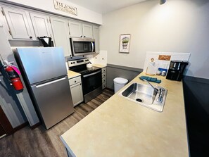 Microwave, oven, stovetop, dishwasher - Heart of Village Mountain Condo Ski In/Ski Out (Snowshoe)