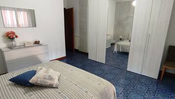 2 camere, una scrivania, ferro/asse da stiro, Wi-Fi gratuito