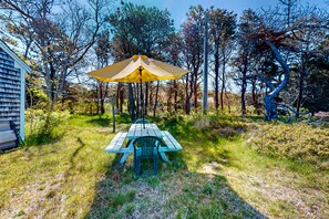 Outdoor dining - Charming, private cottage with a lovely deck - walk to bay beaches (Truro)