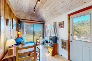 TV - Charming, private cottage with a lovely deck - walk to bay beaches (Truro)