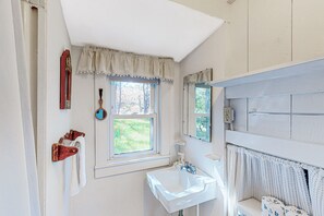 Hair dryer, towels - Charming, private cottage with a lovely deck - walk to bay beaches (Truro)
