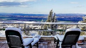 A terrace with two chairs covered in snow, a view of a snowy landscape, and a clear sky. - Dream House (Arezzo)