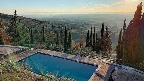 A pool with a view of a valley and distant cityscape. - Dream House (Arezzo)