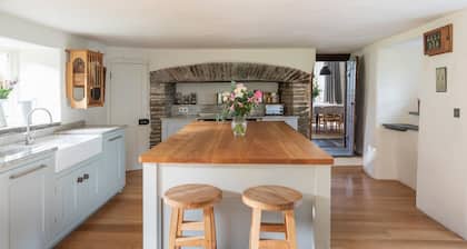 Maberly House - a house that sleeps 15 guests in 7 bedrooms