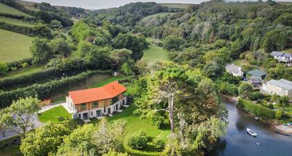 Goodshelter Bay - a large modern waterfront house with private slipway