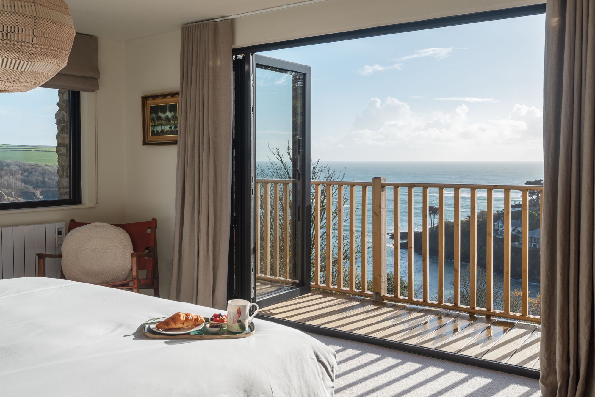 4 quartos, escrivaninha, ferros/tábuas de passar roupa