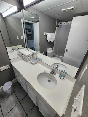 Combined shower/tub, hair dryer, towels