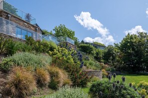 Property grounds - Topwood - a house that sleeps 10 guests in 4 bedrooms (Salcombe)