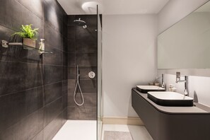 Shower, hair dryer - Topwood -  a house that sleeps 10 guests  in 4 bedrooms (Salcombe)