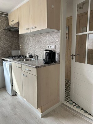 Een koelkast, een kookplaat, een koffiezetapparaat/waterkoker