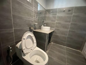 デラックス ダブルルーム | バスルーム | シャワー、デザイナーバスアメニティ、タオル、石鹸