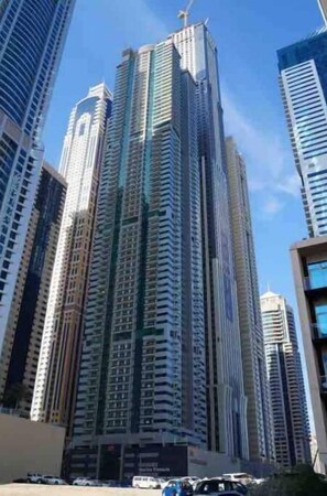 Exterior - Bright & Spacious 3BR in Dubai Marina by AirDHP (Dubai)