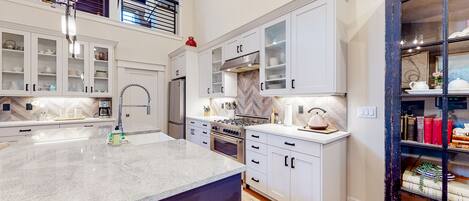 Kjøleskap, mikrobølgeovn, ovn og kokeplater