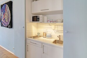 Kühlschrank, Mikrowelle, Wasserkocher mit Kaffee-/Teezubehör