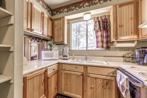 Refrigerador, microondas, parrilla de estufa y cafetera y tetera 