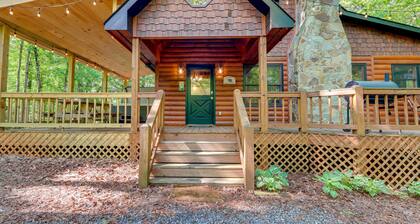 Pet-Friendly Cabin w/ Hot Tub in Mineral Bluff!