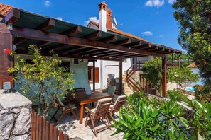 Outdoor dining - Villa mit Whirlpool und Pool (Risika)