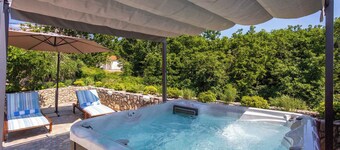 Villa mit Whirlpool und Pool