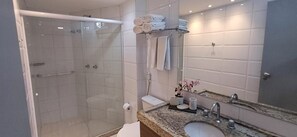 大花洒淋浴喷头、毛巾、卫生纸