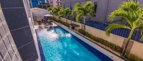 Una piscina al aire libre