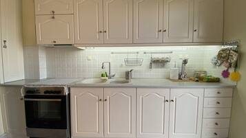 Kühlschrank, Ofen, Herdplatte, Wasserkocher