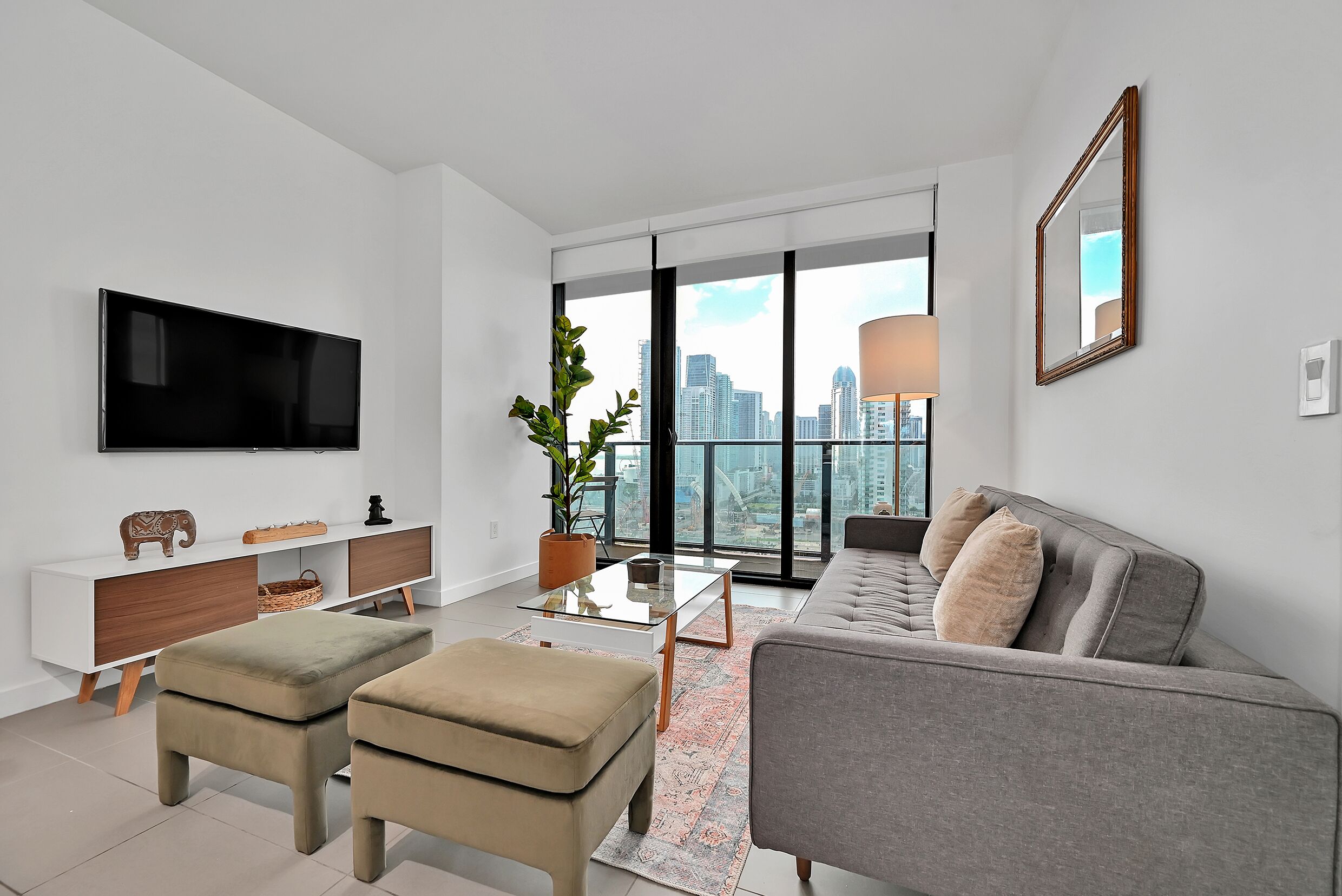 Modern 2 Bed 2 Bath Condo in Vibrant Downtown MIA
