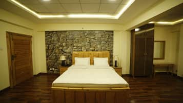 Deluxe Double Room | Iron/ironing board, free WiFi, bed sheets