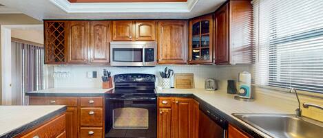 Refrigerador, microondas, horno, placa de cocina