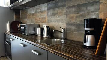 Kühlschrank, Mikrowelle, Ofen, Herdplatte