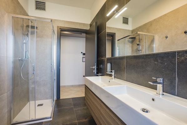 Douche, douche à « effet pluie », sÚche-cheveux, bidet