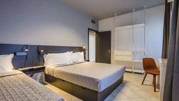 Penthouse | Peti besi dalam bilik, dihias secara berasingan, meja