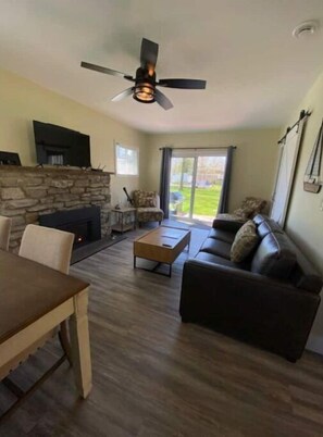 Smart TV y chimenea 