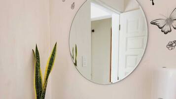 Deluxe Suite | Bathroom | Shower, towels