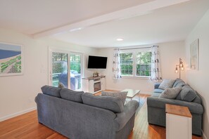 Smart TV - Edgartown Cottage By The Pond (Edgartown)