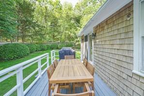 Outdoor dining - Edgartown Cottage By The Pond (Edgartown)