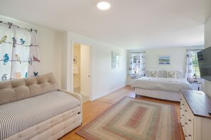 2 bedrooms, iron/ironing board, WiFi, bed sheets - Edgartown Cottage By The Pond (Edgartown)