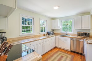 Fridge, microwave, oven, stovetop - Edgartown Cottage By The Pond (Edgartown)