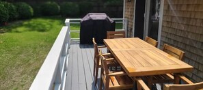 Outdoor dining - Edgartown Cottage By The Pond (Edgartown)