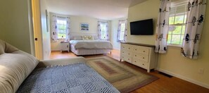2 bedrooms, iron/ironing board, WiFi, bed sheets - Edgartown Cottage By The Pond (Edgartown)