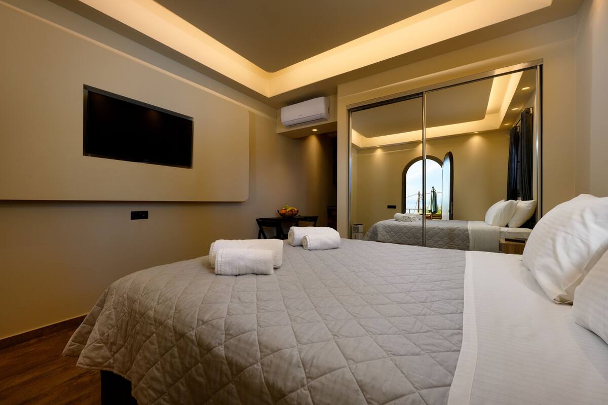 Premium bedding, pillowtop beds, WiFi (free)