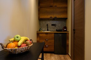 Luxury Twin Room | Private kitchen | Mini-fridge, stovetop, cookware/dishes/utensils, kitchen islands