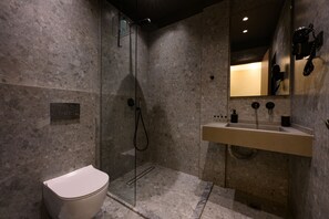 Luxury Twin Room | Bathroom | Rainfall showerhead, hair dryer, bathrobes, towels